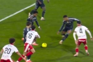 李哥蒙頭龍哥跪羅德里戈調(diào)整步點(diǎn)準(zhǔn)備射門，姆總半路殺出打偏