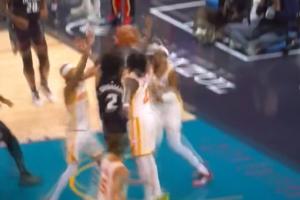 一人晃一隊(duì)！CC變向+轉(zhuǎn)身晃過(guò)2人直入禁區(qū)空中再躲3人拉桿鎖勝局