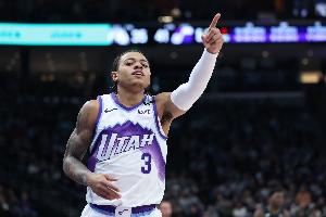 扣爽了！基昂特-喬治反擊接隊(duì)友傳球 上演空接暴扣