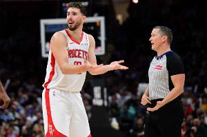 鍵盤俠|火箭7個(gè)月沒打背靠背歇傻了！裁判1回合吹5犯規(guī)丑陋至極