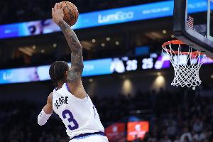 上場(chǎng)0分8失誤憋著勁呢！喬治反擊罰球線一步滑翔單臂炸扣！