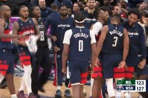 聯(lián)盟倒一逆轉(zhuǎn)16分！米德?tīng)栴D+CJ三分誅心 雄鹿失誤完成“自殺”！