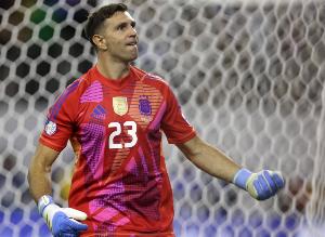 大馬?。簩γ飨牡氖澜绫械脚d奮，為國出戰(zhàn)時感覺球就是進不了門