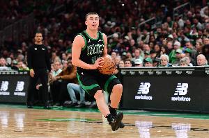 要崩？尼克斯連續(xù)失誤被凱爾特人打反擊 后者再打一波7-0