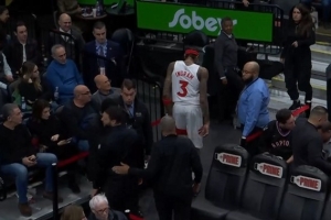 腿不舒服？第三節(jié)未打完英格拉姆低頭返回更衣室 之后回到場邊