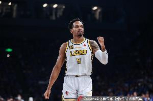 看你調(diào)整了！小巴里·布朗半場7中1&三分6中1拿到6分3板4助