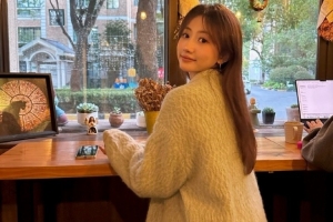 主持人吉尼曬照：平靜的幸福貫穿我生活的每分每秒～ ???