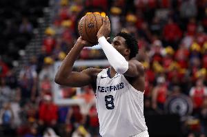 對(duì)攻大戰(zhàn)！灰熊第三節(jié)39-34領(lǐng)先馬刺 兩隊(duì)合計(jì)73分