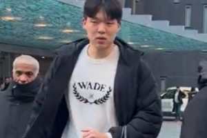 中國球迷多倫多街頭等到楊瀚森本人簽名！球迷:等了1個多小時了哥