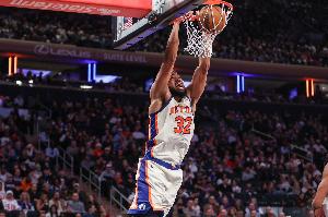 發(fā)揮尚可！唐斯上半場(chǎng)10中6砍下14分2籃板 正負(fù)值+6