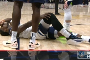 幸無(wú)大礙！愛德華茲強(qiáng)攻撞到膝蓋 簡(jiǎn)單調(diào)整后繼續(xù)作戰(zhàn)