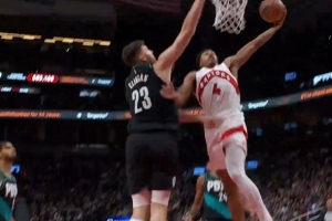 力劈華山！斯科蒂·巴恩斯突破左手單臂隔扣克林根