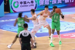 雖鐵但關(guān)鍵球給力！龐崢麟12中3拿到6分1板3助2斷 老六搶斷很精彩