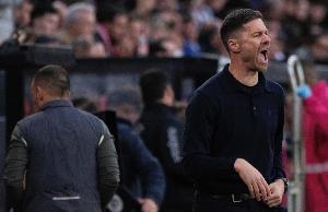 要團(tuán)結(jié)一致！皇馬球迷在訓(xùn)練基地外掛標(biāo)語支持主帥阿隆索