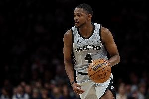 中規(guī)中矩！?？怂股习雸?chǎng)10投4中  三分5中3拿到11分2籃板