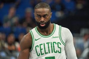 按不住了！杰倫·布朗突破雙手隔扣反超打停尼克斯