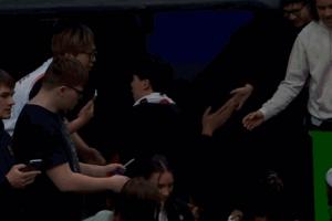 可惜沒有登場機會！楊瀚森離場時在球員通道和球迷握手擊掌