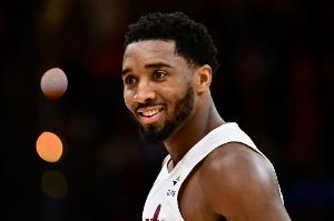 穿針引線！米切爾瀟灑不看人直塞 莫布里接球暴扣