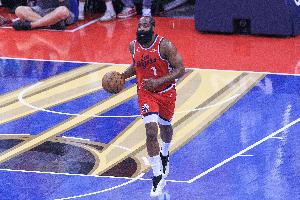 內(nèi)外開花！哈登強(qiáng)攻上籃得手 隨后追身三分一箭穿心