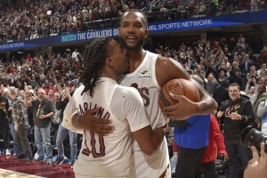 加蘭變向突破分球 小莫布里晃起開(kāi)拓者內(nèi)線&炸球再起雙手暴扣