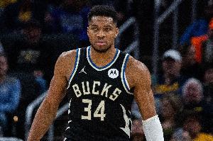 半場(chǎng)戰(zhàn)報(bào)-雄鹿49-52活塞 字母受傷僅2分小波特16分 活塞3人8分