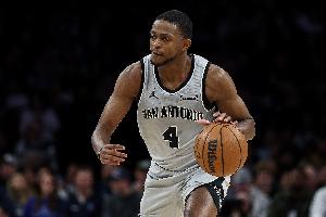 全能表現(xiàn)！福克斯半場9中4拿到9分4板4助 4失誤略多