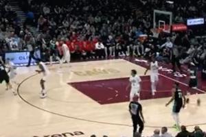 反超了！楊瀚森扎實掩護手遞手給樂福 助攻后者三分一箭穿心