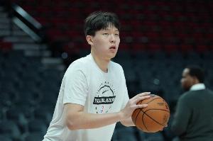 媒體人：楊瀚森首節(jié)作為替補中鋒表現挺合格 就是適應強度&和節(jié)奏