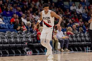 真硬！卡馬拉反擊強(qiáng)硬突破 頂著加蘭上籃打成2+1！