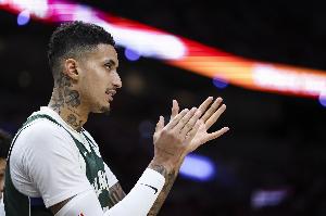 歪打正著！波蒂斯傳球被干擾 庫(kù)茲馬拿球順下起飛單臂暴扣