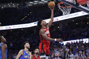 重拿輕放！阿門籃下接球縱跳 雙手折疊躲過防守將球放進(jìn)籃筐