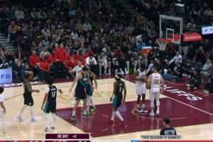 小楊得分了！楊瀚森搶前場籃板被犯規(guī) 隨后兩罰穩(wěn)穩(wěn)命中