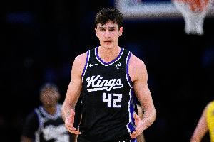 【菜鳥】楊瀚森2分1板1助1帽 雷諾25分 獨(dú)行俠雙星閃耀 哈珀很穩(wěn)