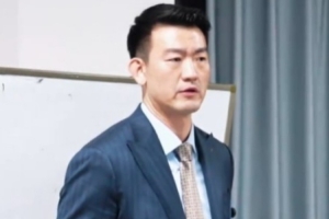 王博更衣室演講：大家的防守有所松懈 5號(hào)位需要往三秒?yún)^(qū)里面去