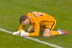 老子的助攻黑貓單刀被門線解圍，準備慶祝的門將跪地怒捶草皮