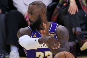 名記：詹姆斯得分上雙以這種方式終結(jié)在合適不過(guò) 他做了正確判斷