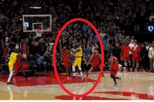 這就是經(jīng)驗(yàn)！詹姆斯最后看都沒(méi)看八村 但還是精準(zhǔn)傳球找到后者