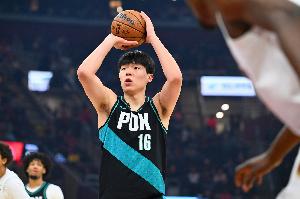 穩(wěn)??！楊瀚森禁區(qū)內(nèi)連續(xù)晃動(dòng)被切球 淡定拿回球權(quán)干拔穩(wěn)穩(wěn)命中！