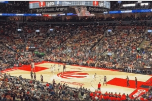 一閃一閃蹦迪現(xiàn)場(chǎng)！猛龍主場(chǎng)計(jì)時(shí)器燈光閃爍 導(dǎo)致開賽40秒就暫停