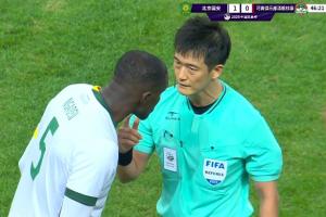 如何評(píng)價(jià)？韓國(guó)主裁半場(chǎng)出示3張黃牌，回看VAR改判點(diǎn)球