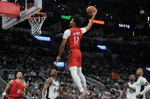 炸！夏普一字戰(zhàn)斧試圖隔扣斯圖爾特被帽 裁判吹犯規(guī)活塞挑戰(zhàn)成功