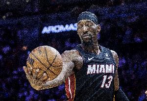 戰(zhàn)術(shù)沒打出來！熱火絕殺一擊變阿德巴約持球干拔三分 皮球三不沾