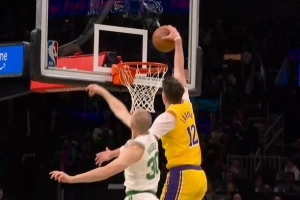 生猛！拉拉維亞搶斷反擊一條龍 起飛滑翔單臂劈扣