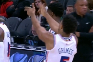 砰砰砰！格萊姆斯3+1殺死比賽 對著替補席擺出手槍姿勢慶祝！