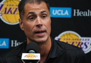 美記：湖人追字母只是球迷的幻想 他們正評估市場 近期不急于交易