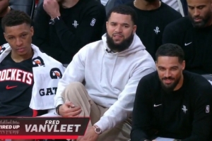 范弗里特在替補席喊話狄龍：你有得過40分？讓我見識一次吧