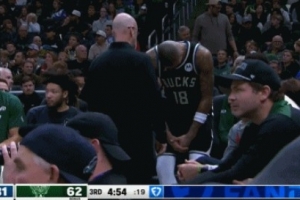 傷不起了呀！庫茲馬被戳到手指表情痛苦 被換下場治療