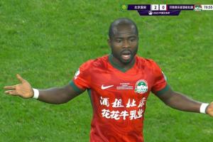 不滿被換下！阿奇姆彭對(duì)著場(chǎng)邊非常不滿，隨后被換下仍在抱怨