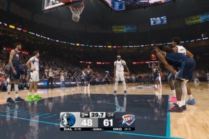 白玉柱塌了！濃眉被切特拉拽犯規(guī)但2罰不中 補籃還遭后者遮天大帽