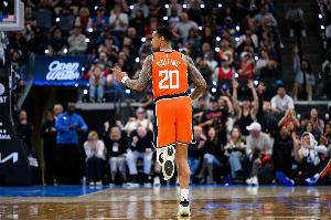 外線不準！科林斯14中6&三分8中2拿到16分2板2助 出現(xiàn)3次失誤